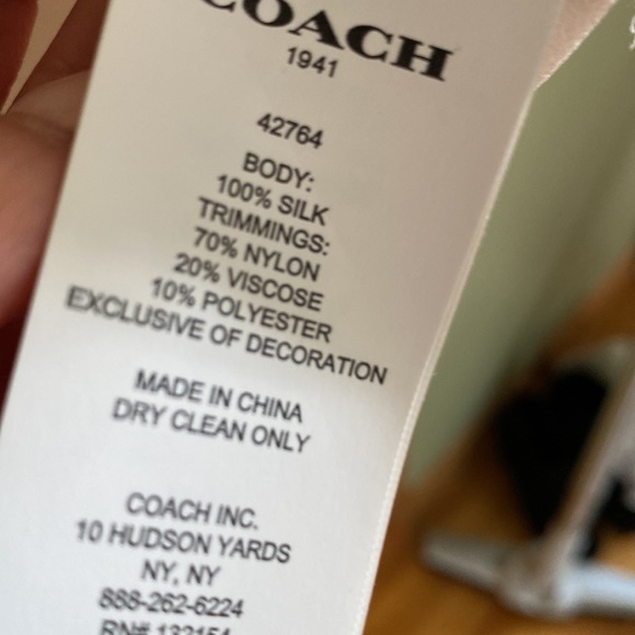 Silk top. Add some elastic to prevent buttons to open by a professional tailor! - Picture 4 of 6